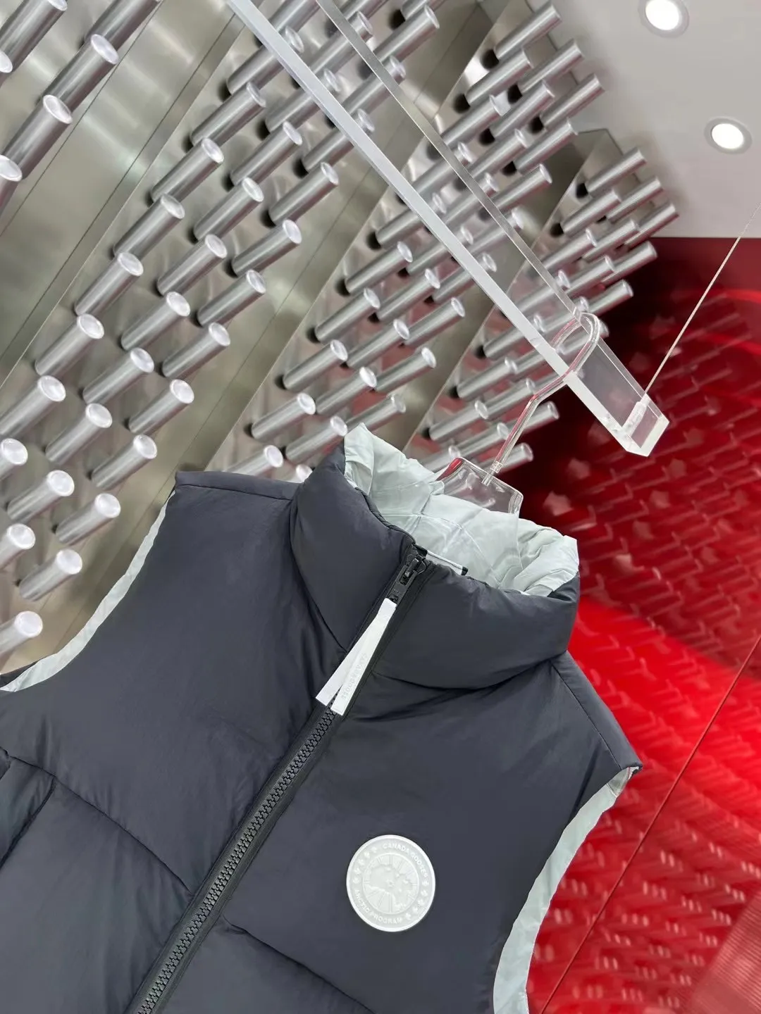 P460 Canadian brand Canada Goosex down jacket has always been recognized as the warmest down jacket. Various Instagram celebrities, Internet celebrities, and celebrities often wear it for street photos. I do Canada Goose every year, but I still can’t get rid of my love for the geese. No matter how cold the weather is, there is no need to be afraid, because there are geese! Filled with 90% white duck down, Canada Goose is the legendary warmest down jacket and is known as a must-have for Arctic outdoor sports! The most popular down jacket in the world, celebrities are rushing to buy it, it is a must-have! Same size for men and women: XS to XXL in stock😍